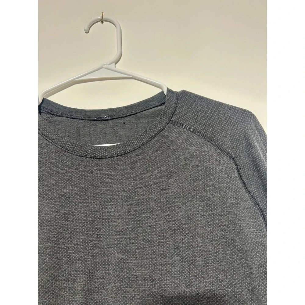 Lululemon Men Size M Long Sleeve Charcoal Gray Swiftly Shirt - Picture 4 of 4